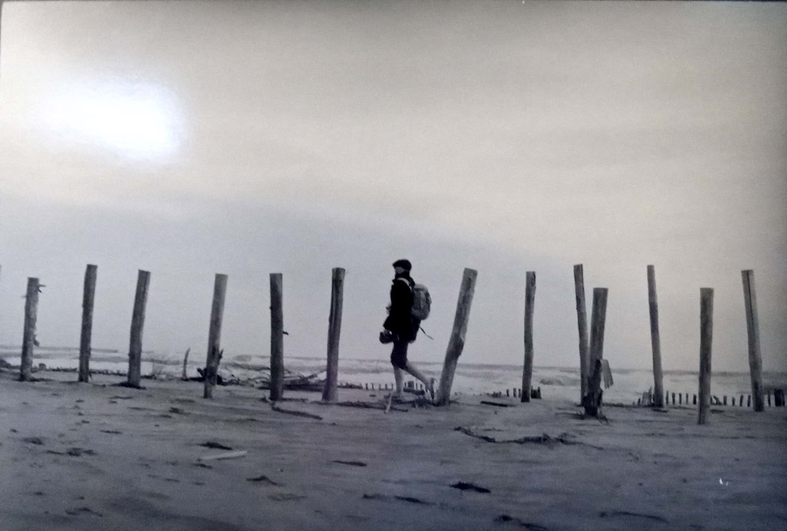Pierre-Arthur DEMENGEL marchant sur la plage de l'Espiguette